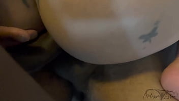 A madrasta ruiva gostosa foi dividida e fodida pelos dois negrões fazendo dp sem piedade