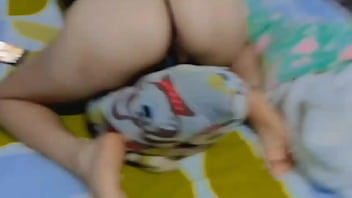 Linda jovencita es bien sexy bailando en hilo