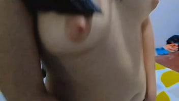 Linda jovencita es bien sexy bailando en hilo