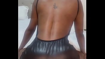 Twerking shaking bouncy ass