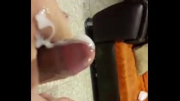 Mi verga deslechando bastante