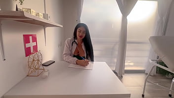 Mi roomate roxy gutierrez me seduce para que le de toda mi leche en su cara