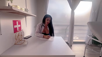 Mi roomate roxy gutierrez me seduce para que le de toda mi leche en su cara