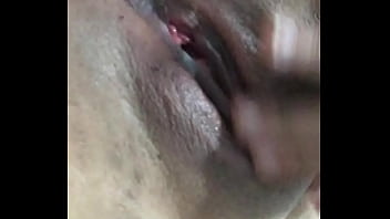 Eu me tocando gostoso na minha bucetinha