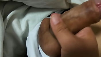 Durante la noche esta chica entro en la cama para tocar mi polla