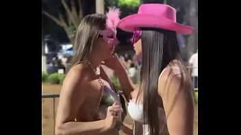 Vocês querem ver de mais como está sendo esse carnaval esse foi só o primeiro minuto de folia já são 3 dias intens Vocês querem ver de mais como está sendo esse carnaval esse foi só o primeiro minuto de folia já são 3 dias intens