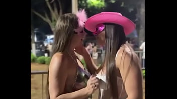 Vocês querem ver de mais como está sendo esse carnaval esse foi só o primeiro minuto de folia já são 3 dias intens