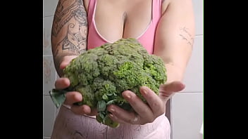 Vou Chamar O Vizinho Pra Almoçar Aqui Coloquei Um Shorts Bem Apertado Que Racha A Buceta thumbnail