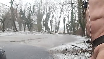 A Poil Un Jour De Neige Au Parc thumbnail