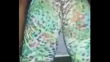 Casadinha safada vai malhar com a bucetinha molhada e deixa personal louco