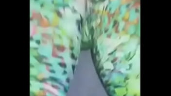 Casadinha safada vai malhar com a bucetinha molhada e deixa personal louco