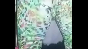 Casadinha safada vai malhar com a bucetinha molhada e deixa personal louco