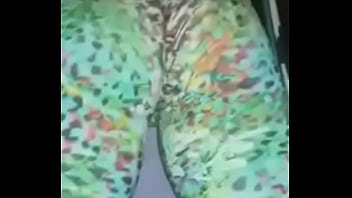 Casadinha safada vai malhar com a bucetinha molhada e deixa personal louco