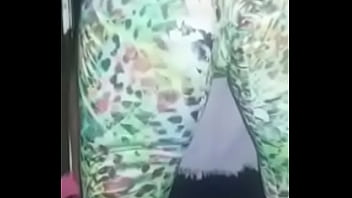 Casadinha safada vai malhar com a bucetinha molhada e deixa personal louco