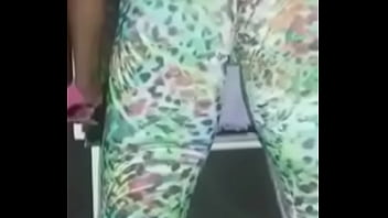 Casadinha safada vai malhar com a bucetinha molhada e deixa personal louco