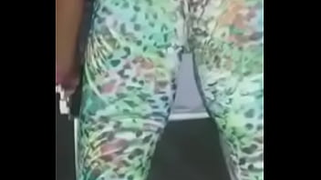 Casadinha safada vai malhar com a bucetinha molhada e deixa personal louco