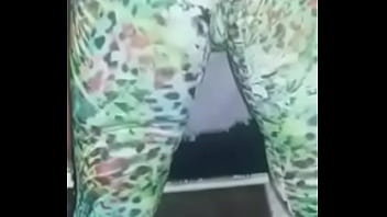 Casadinha safada vai malhar com a bucetinha molhada e deixa personal louco