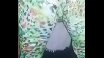 Casadinha safada vai malhar com a bucetinha molhada e deixa personal louco