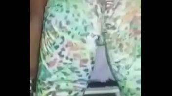 Casadinha safada vai malhar com a bucetinha molhada e deixa personal louco