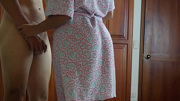 Hijastro pervertido y cachondo recibe ayuda de su madrastra para bajarse la calentura