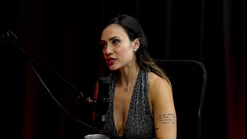 Acha legal estar com mulheres apesar de ser hétero e contou sobre o formato do teste de fidelidade taluane boom watch sheer red