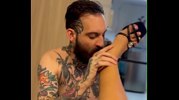 Macho viciado em pé beijando e fazendo massagem na ruiva