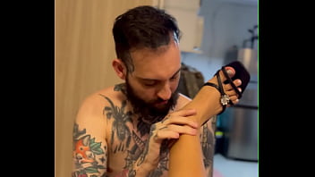 Macho viciado em pé beijando e fazendo massagem na ruiva