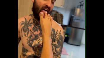 Macho Viciado Em Pé Beijando E Fazendo Massagem Na Ruiva thumbnail