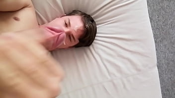 Twink Spritzt Gern Ins Gesicht thumbnail