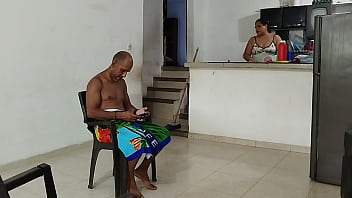 Empleada doméstica culona y cachonda aprovechar para seducir y follar con su jefe cuando esta solo en casa