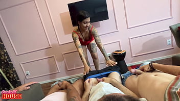 Essa esposa sapeca adorou os 3 pirulitos que ganhou do marido corno