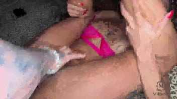 Deu para o amigo pauzudo na festa da empresa novinha deliciosa vai para festa da empresa e da a buceta para o amigo pauzudo