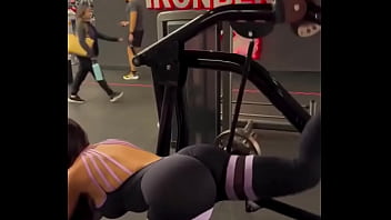 Um pouco do treino de ontem amo ver a reação dos homens quando eu to treinando eles ficam desorientadostentando