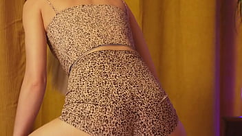 Shake butt & twerk in leopard outfit