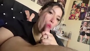 ¡hermosa latina de 18 años chupa la verga por traviesa me corro en su boca