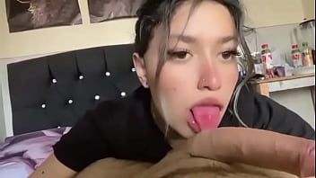 ¡hermosa latina de 18 años chupa la verga por traviesa me corro en su boca