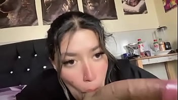 ¡hermosa latina de 18 años chupa la verga por traviesa me corro en su boca