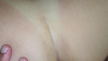 Transando de quatro exibindo marquinha de sol e ganhando gozada nos seios