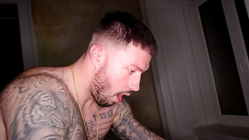 Little tourist wants to try 3 spanish portstitutes