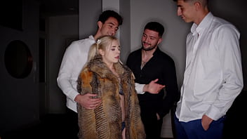 Little tourist wants to try 3 spanish portstitutes