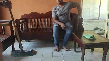 La empleada me la chupa para que no la despida