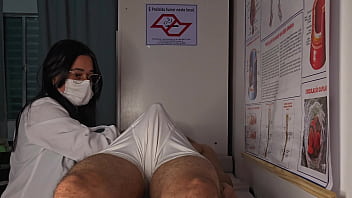 Enfermeira e estética observa ereção do paciente