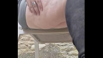 Mmmmmmm quel plaisir d'être habillée en salope en publique