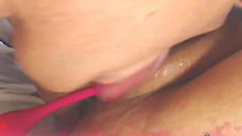 Velho nerd chupando a novinha bucetuda