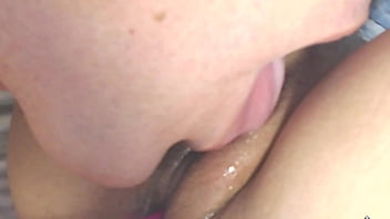 Velho nerd chupando a novinha bucetuda