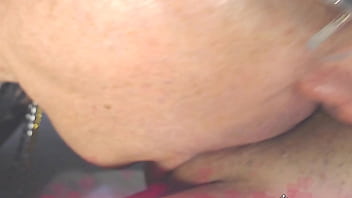 Velho nerd chupando a novinha bucetuda