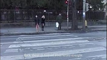 Deux Lesbiennes Se Pissent Dessus thumbnail