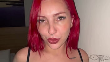 Ele não resiste ao meu fio dental e soca esse pau grosso na minha buceta e no meu cu