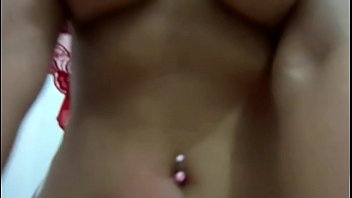 Rica metida de verga mientras moja tada la puta entra a