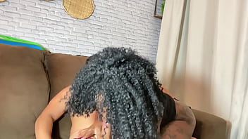 Dei o cuzinho apertado para o vizinho foi tão gostoso que ele não resistiu e gozou tudo lá dentro olha só como meu cuzinho ficou cheio de leite